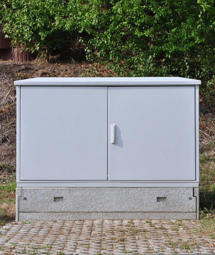 Schrank zweitürig Typ ISOLIERT mit Betonsockel