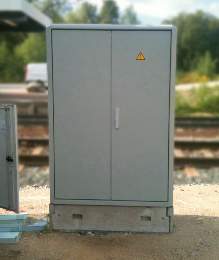 Lama-Isostyl zweitürig mit Betonsockel und intergriertem Dach